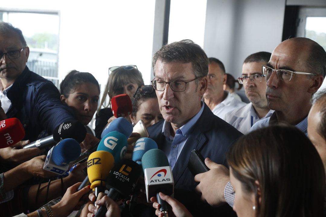 El presidente de la Xunta, Alberto Núñez Feijóo, visitó ayer a los heridos y habló con sus familiares para a continuación explicar a los medios el desarrollo de los hechos.