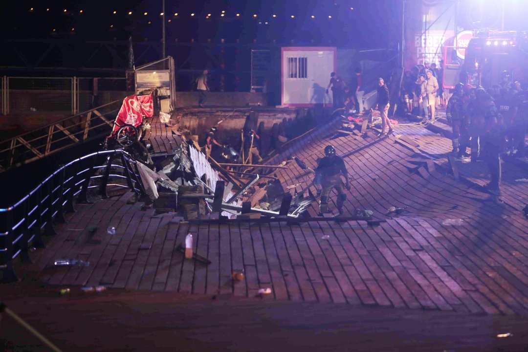 El suelo hundido en el muelle vigués y los equipos de rescate atendiendo a los heridos es la imagen que resumen el accidente.