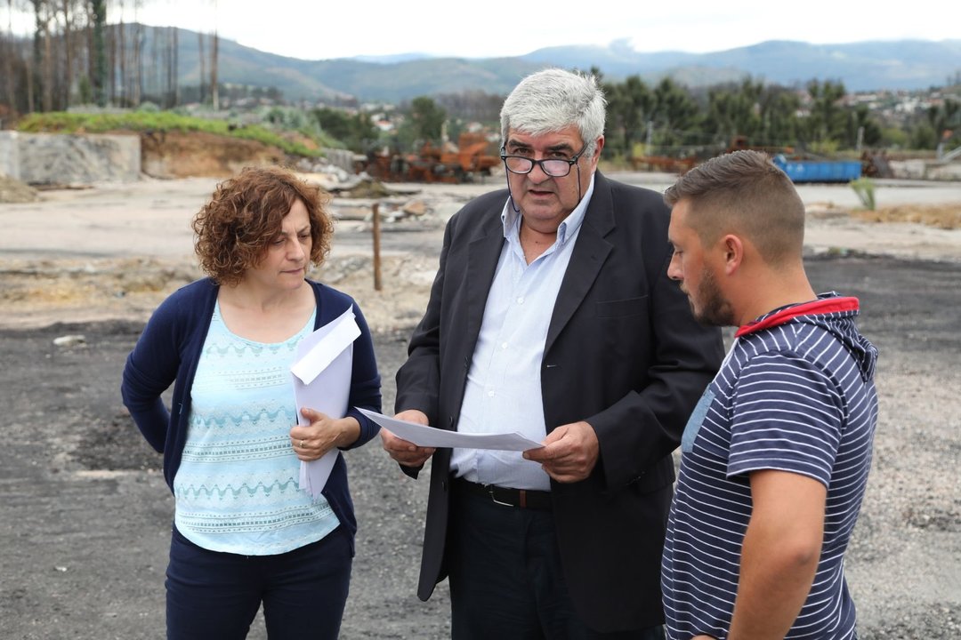 Ignacio Lema con los propietarios de la emrpesa Maderas Vial, ayer en As Neves.