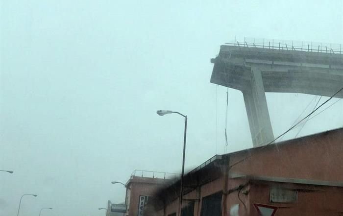 Varios miembros de los equipos de rescate trabajan en el lugar donde se desplomó un viaducto sobre la autopista A10 en Génova