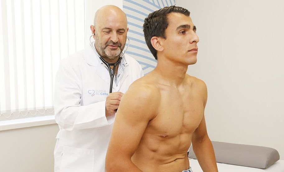 Júnior Alonso  pasó el reconocimiento médico esta mañana // Celta