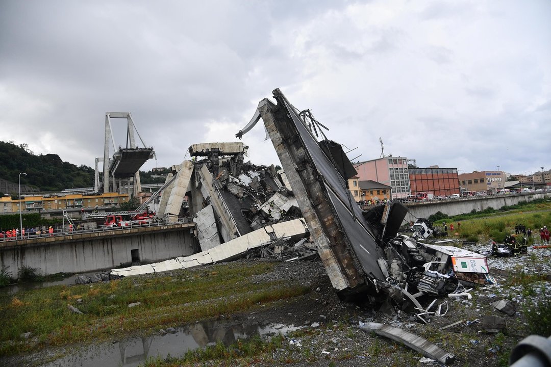 Un tramo del puente Morandi colapsó provocando el derrumbe de un kilómetro de longitud.