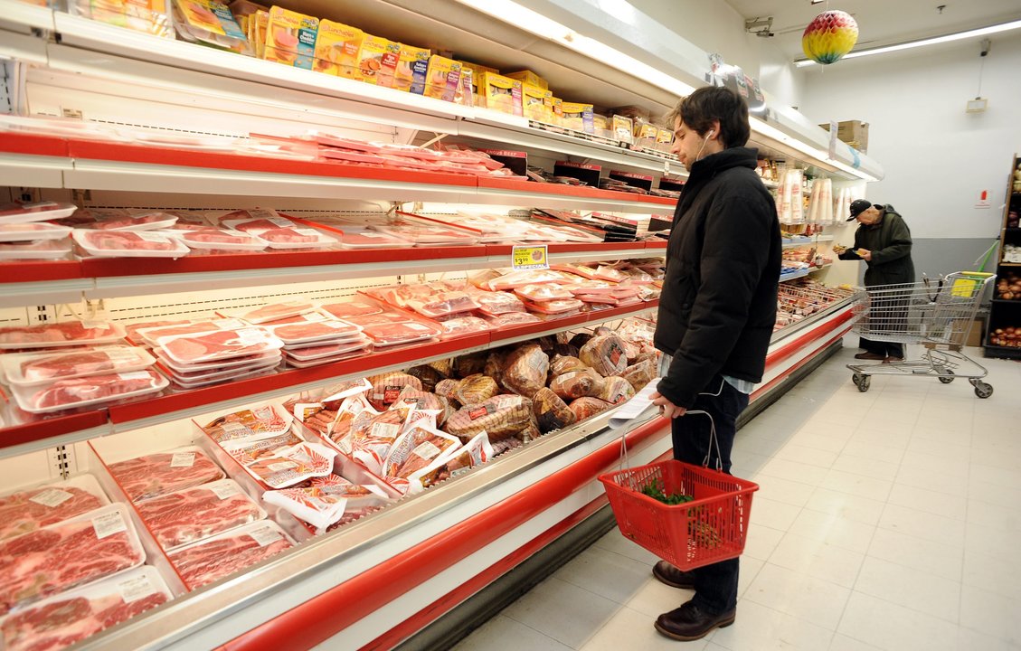 Un cliente de supermercado, ante el expositor de carne.