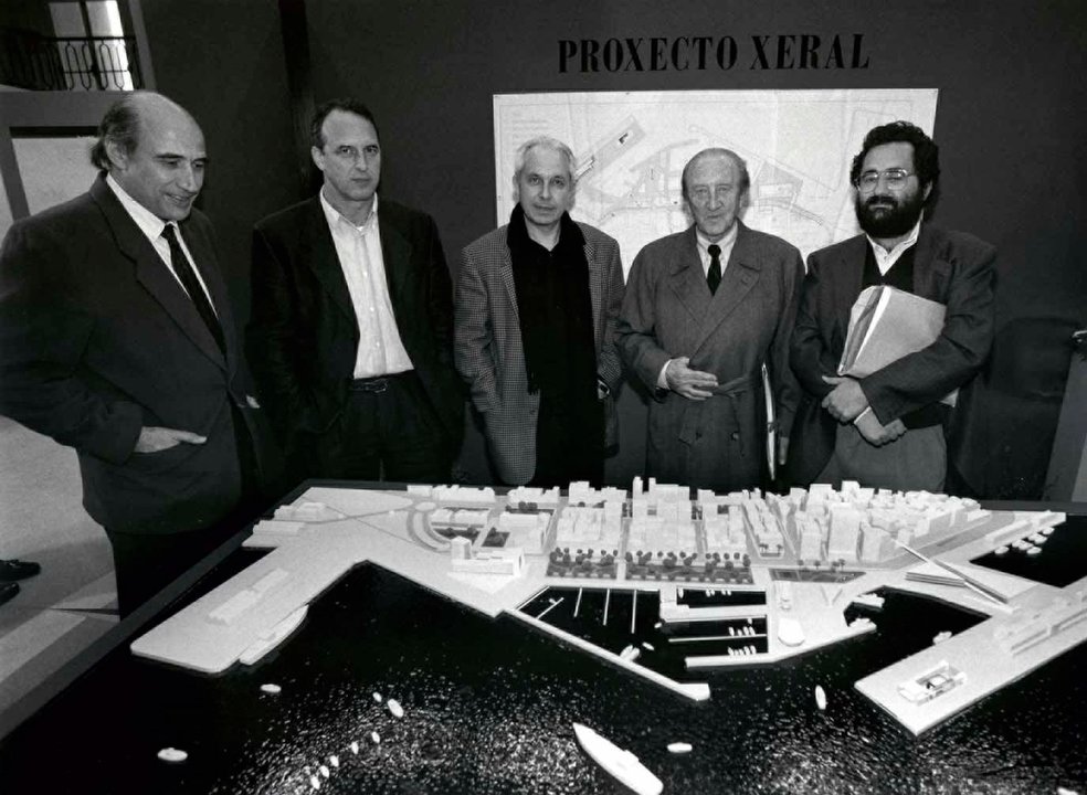 Consuegra (segundo a la izquierda) y otros arquitectos ante la maqueta de Abrir Vigo al Mar.