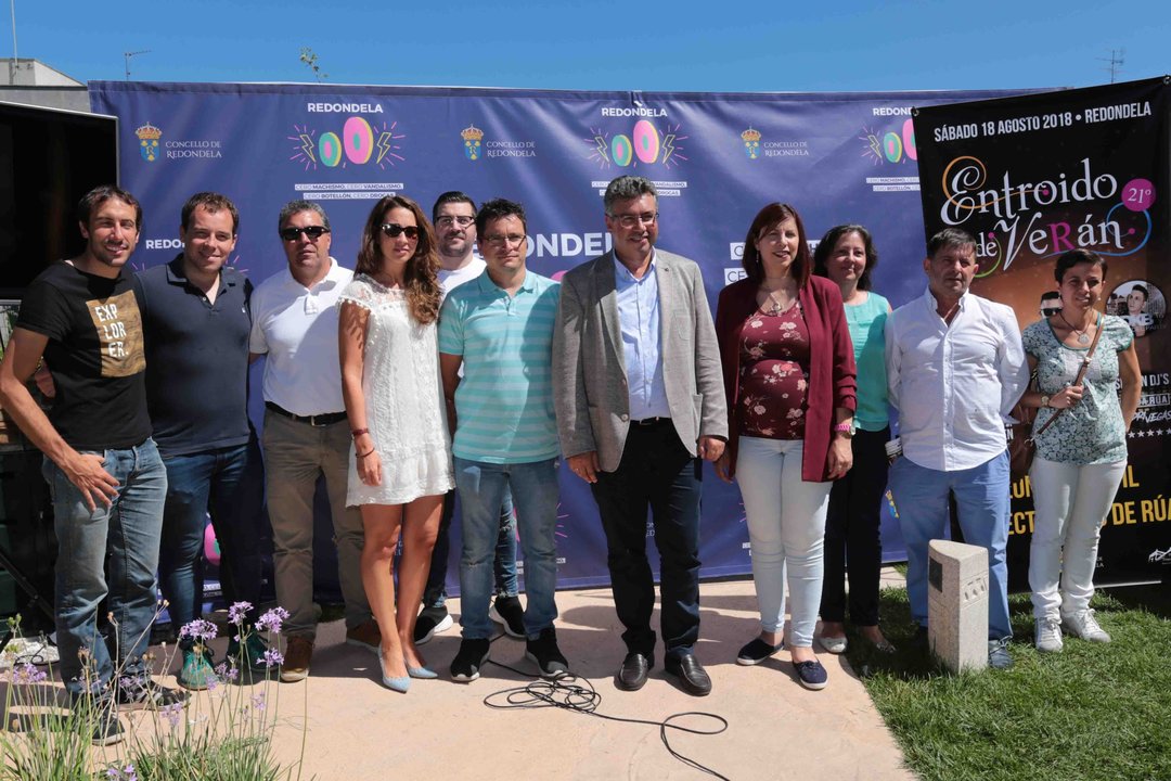 Javier Bas presentó la fiesta más multitudinaria del verano redodnelano rodeado por concejales, participantes y patrocinadores.