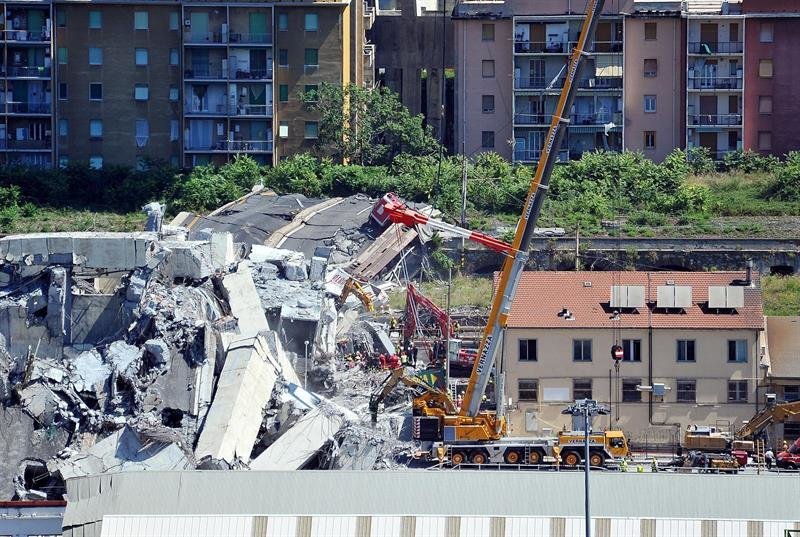 Miembros de rescate trabajan en las labores de rescate de las víctimas del puente que se desplomó el martes en Génova