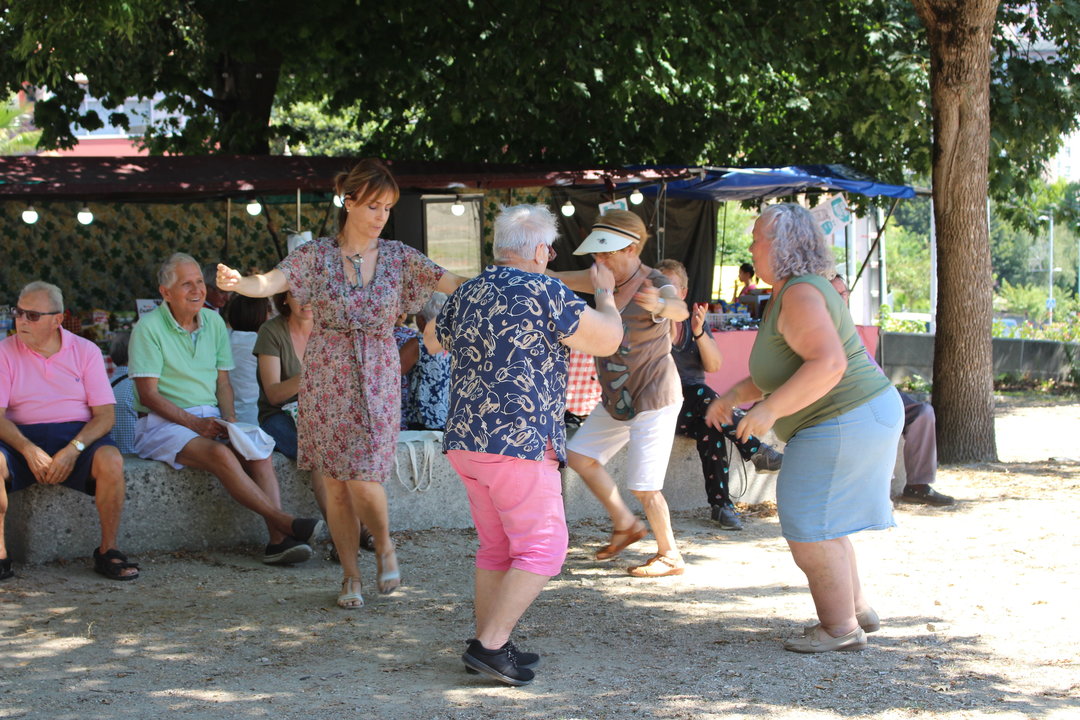 En la foto podemos ver a Nieves, Chelo, Rita y Luci que se acaban de conocer y bailan juntas al ritmo de la música popular en el parque del pazo.