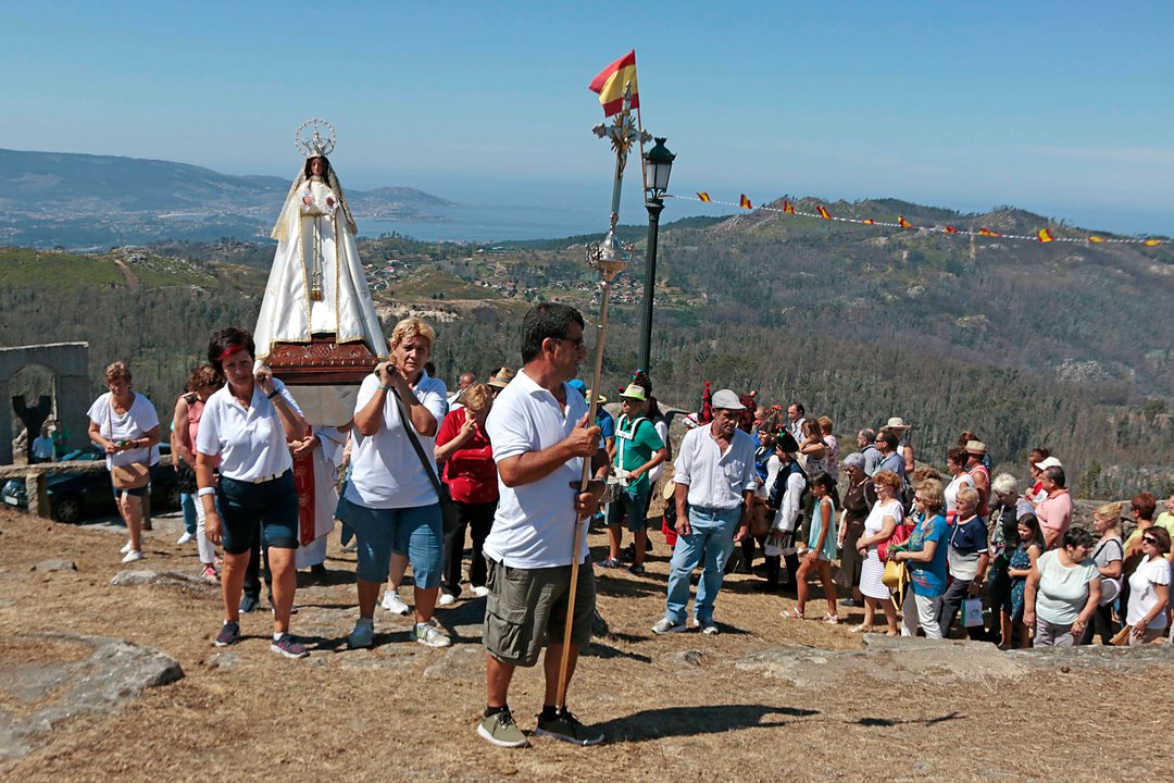 Mujeres de la comisión de fiestas portaron la imagen de la Virgen del Alba en la procesión alrededor de la ermita, después de haber subido a primera hora desde la iglesia parroquial.