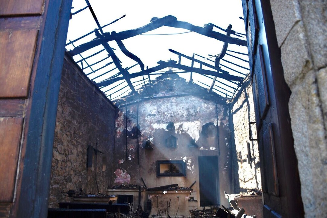 El fuego arrasó el interior de la capilla calcinando todo a su paso .