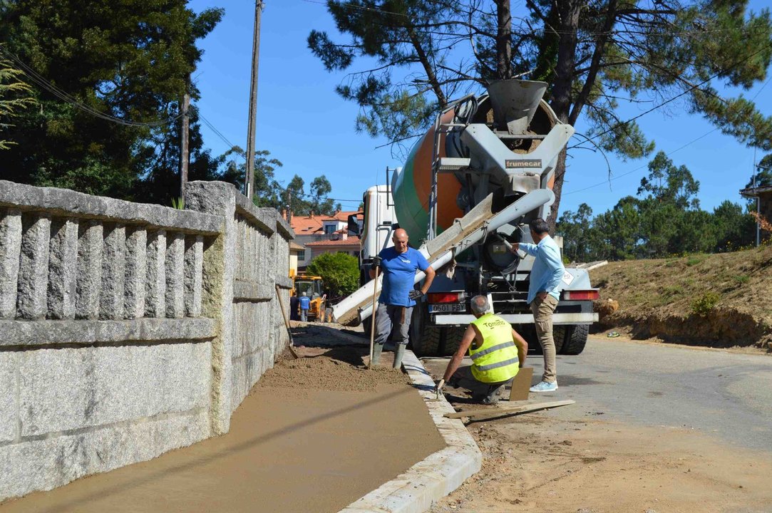 La obra iniciada ya está mejorando las aceras en los barrios de Tomiño.