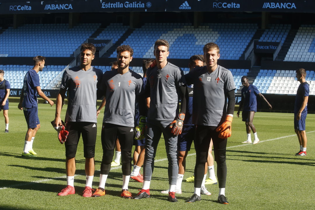 Nacho Pego, Sergio Álvarez, Iván Villar y Rubén Blanco, ayer antes de comenzar el entrenamiento vespertino en Balaídos.