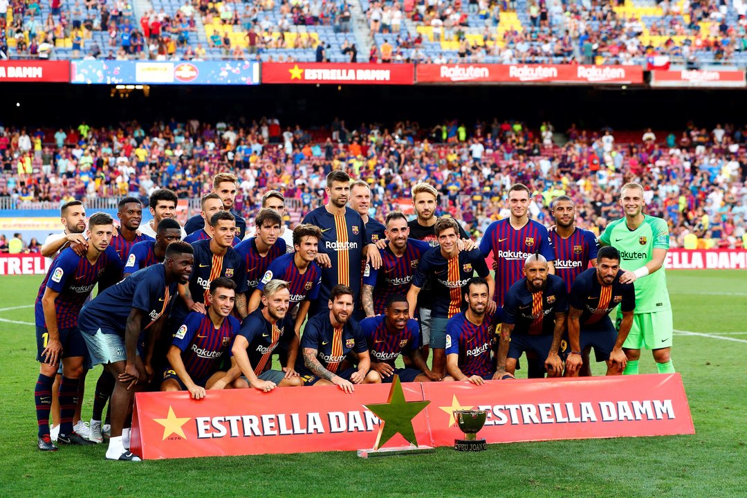 El Barcelona se adjudicó el Trofeo Joan Gamper y posó tras el partido ante su afición.
