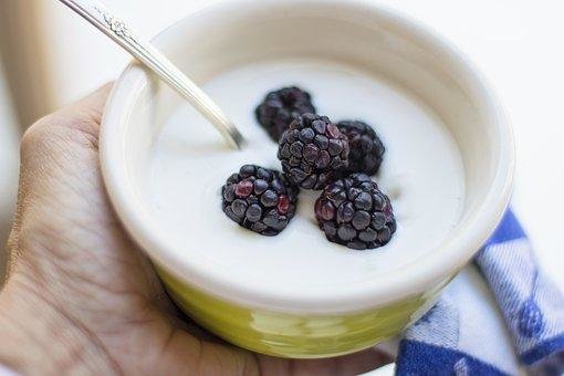 El yogur es un alimento beneficioso para el tracto intestinal.