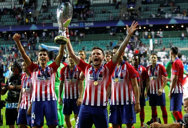 Los jugadores del Atlético Madrid celebran tras ganar la Supercopa UEFA