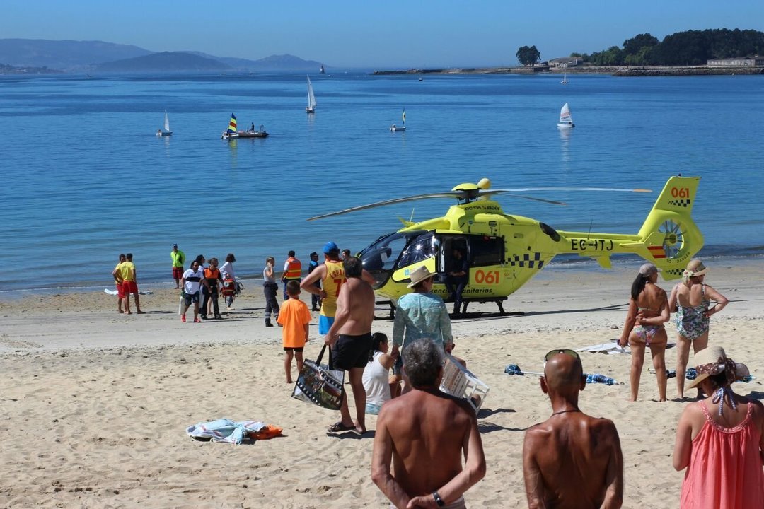 Los sanitarios atienden a un hombre en la playa de Rodeira. en Cangas.