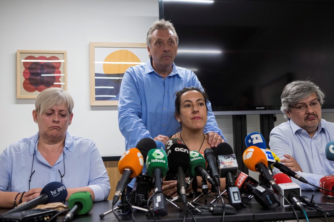 Jorge Manrique, de pie, ayer en Barcelona junto a las víctimas Anna Cortés, Nuria Figueras y Rubén Guiñazu.