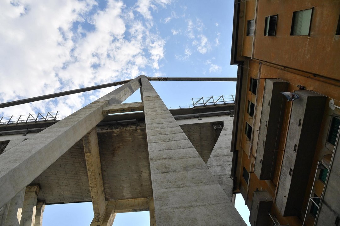 Casas bajo el viaducto derrumbado en Génova, que ya no serán habitables.