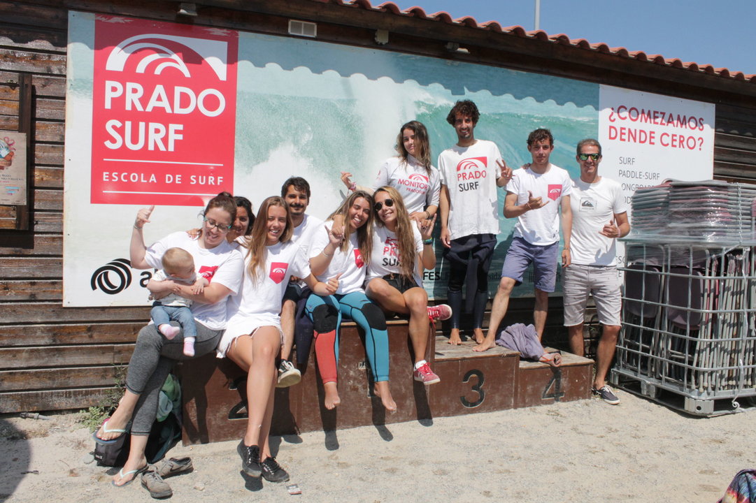 Monitores y gerencia de la Prado Surf Escola ubicada en el aparcamiento de la playa de Patos.
