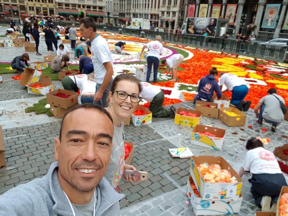 Un &#39;selfie&#39; de los alfombristas de Ponteareas en Bruselas, trabajando ayer en la gran alfombra.