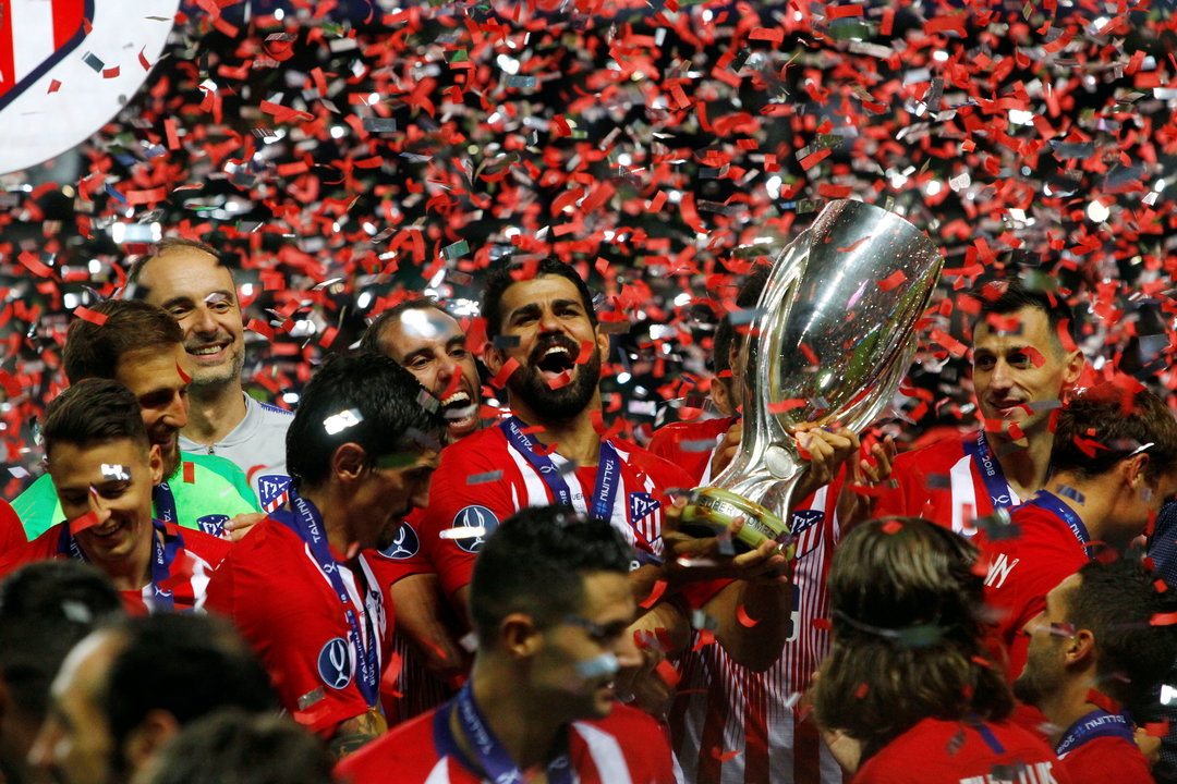 El Atlético festejó por todo lo alto el título de la Supercopa.