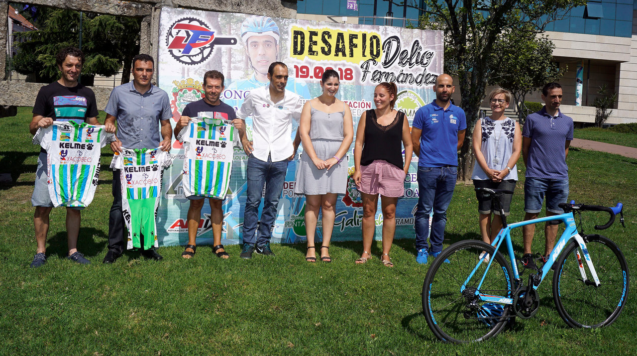 Delio posó junto a la alcaldesa de Moaña, Leticia Santos, y los excorredores del Kelme.