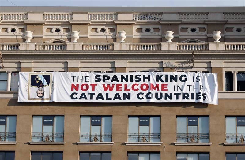 Un grupo de independentistas ha colgado de madrugada una pancarta en contra del Rey en la fachada de un edificio de la plaza de Cataluña de Barcelona