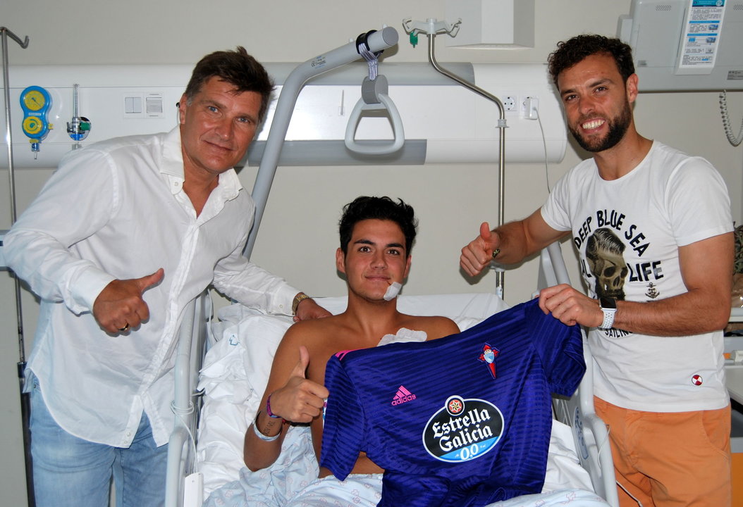 Gudelj y Sergio, ayer con uno de los  hospitalizados en el Cunqueiro.