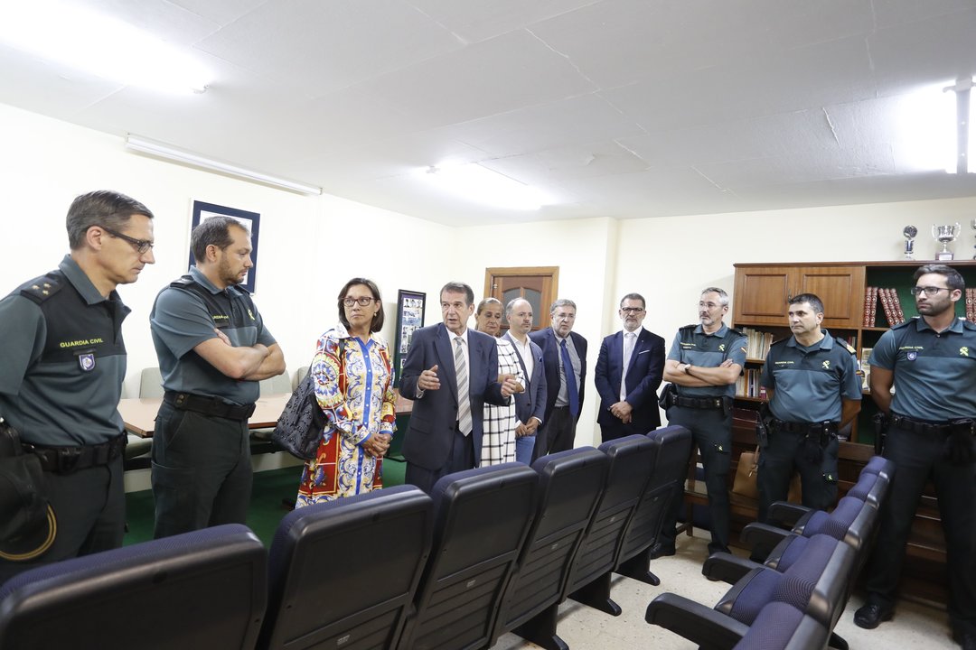 El alcalde, subdelegada del Gobierno, presidenta de Diputación y delegado de Zona Franca en el cuartel de la Guardia Civil.