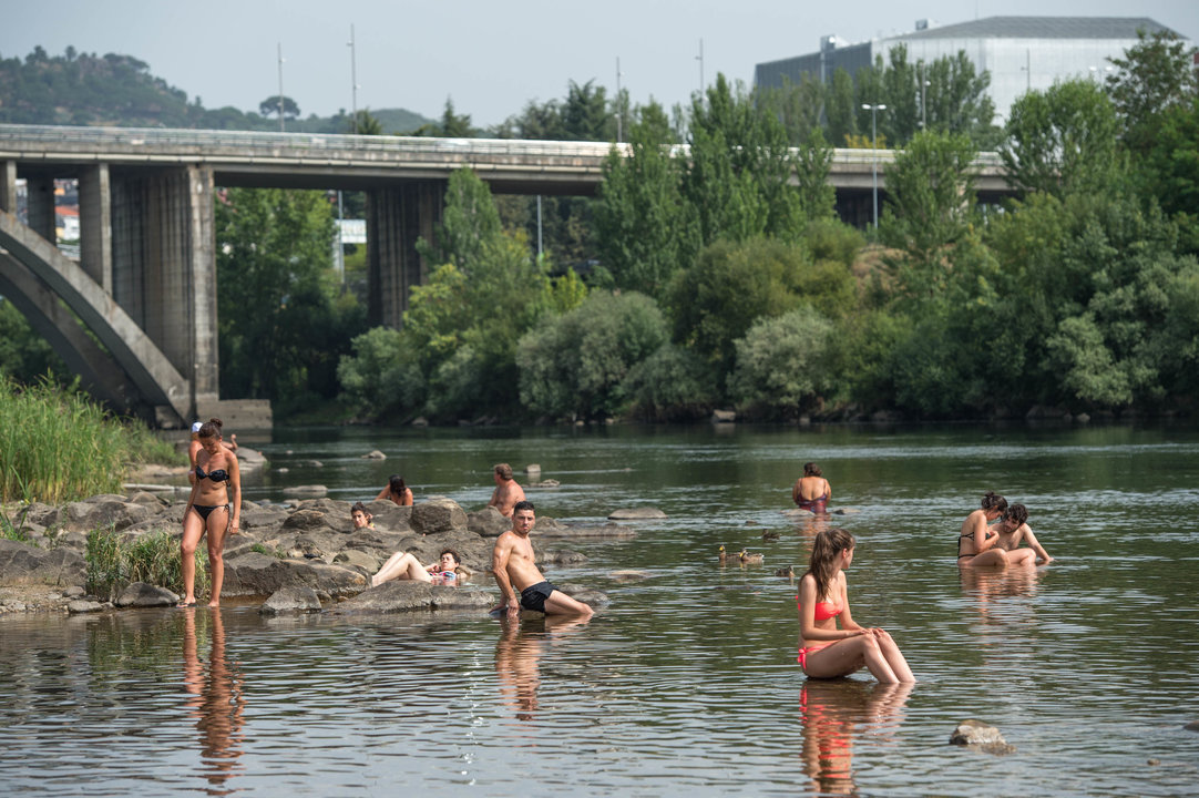 Bañistas refrescándose en el río Miño durante la ola de calor de principios de agosto.