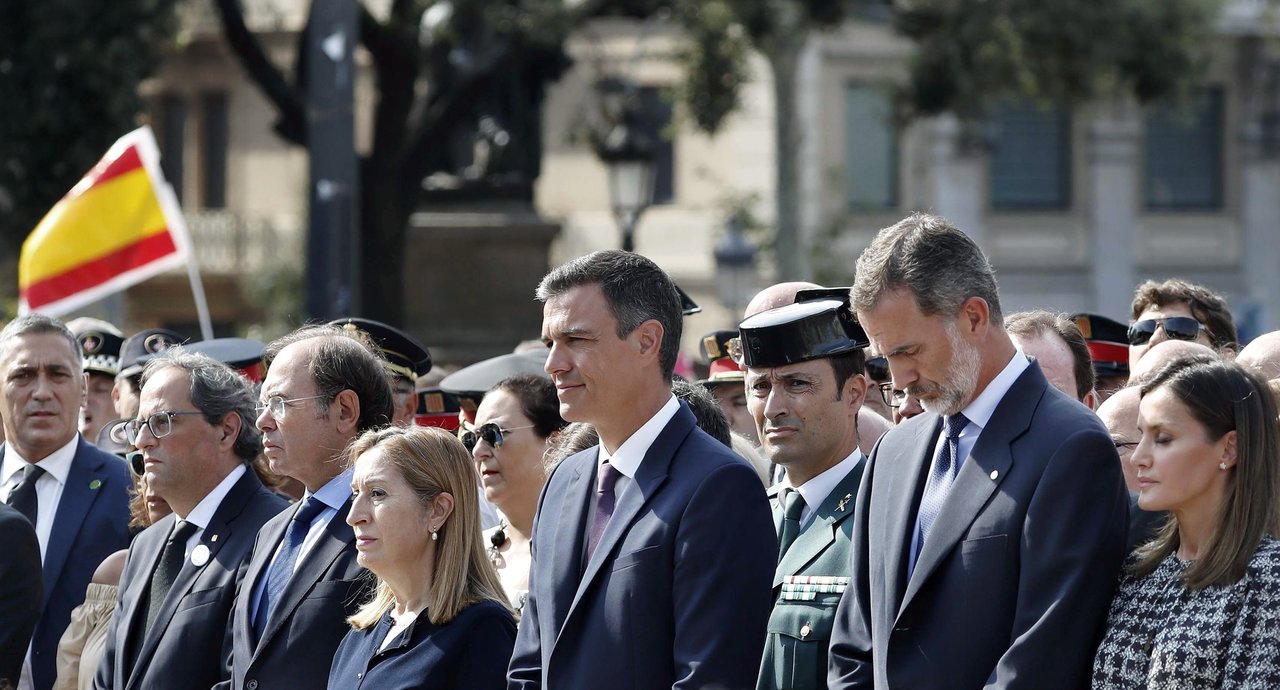 Quim Torra, Pío García Escudero, Ana Pastor y Pedro Sánchez acompañan a los reyes Felipe VI y Letizia, ayer en Barcelona.