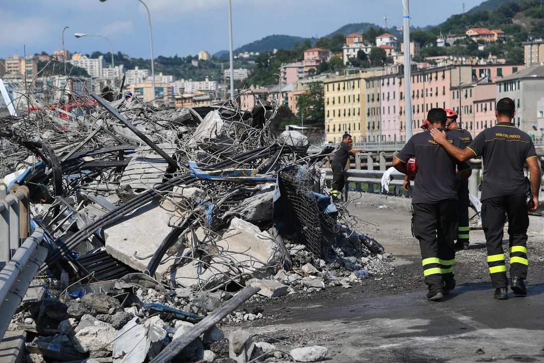 Varios operarios, ayer durante los trabajos de retirada de los escombros en Génova.