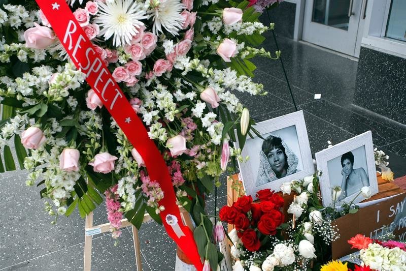 Velas, fotografías y flores decoran la estrella que Aretha Franklin tiene en el paseo de la Fama de Hollywood.