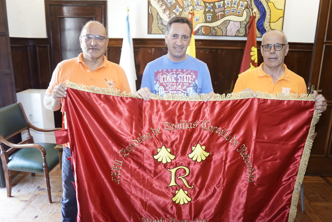 La Bandera de Redondela se presentó ayer con representantes del concello y el Chapela, club organizador.