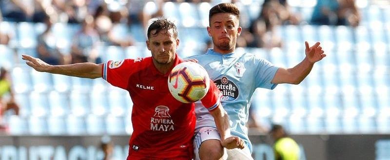 El centrocampista del Celta de Vigo Fran Beltrán (d), pugna por un balón con el centrocampista argentino del Espanyol Pablo Piatti