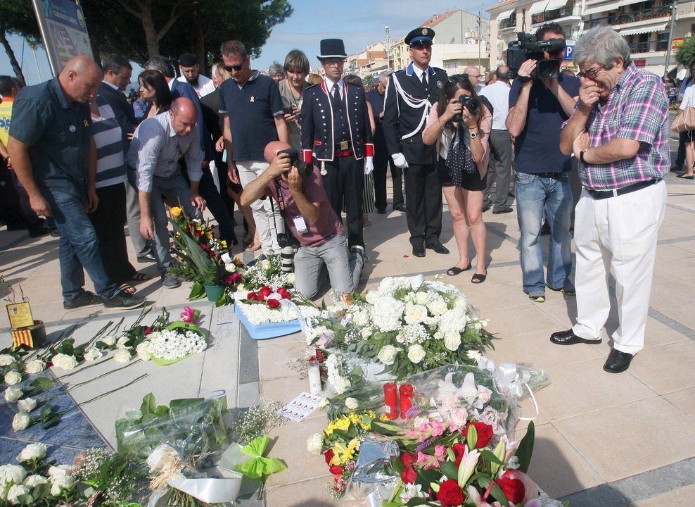 Roque Oriol, viudo de Ana María Suárez, una de las víctimas del atentado, llora durante el homenaje.