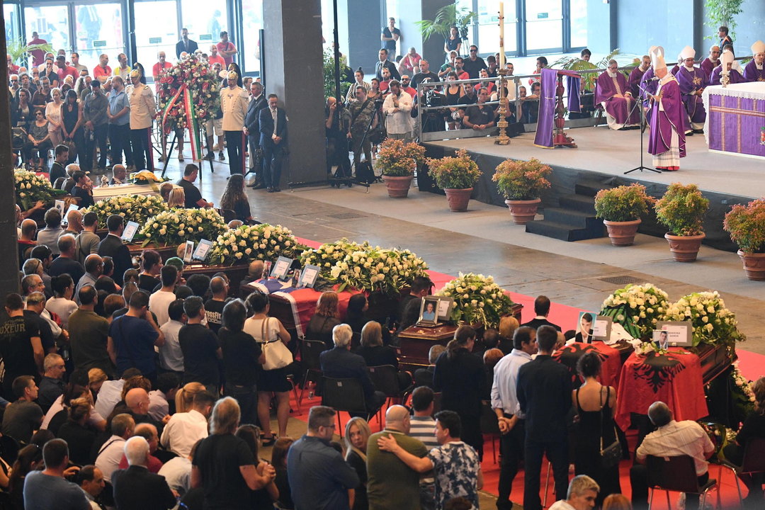 Funeral de Estado por 19 de las víctimas en uno de los pabellones del recinto ferial de Génova.