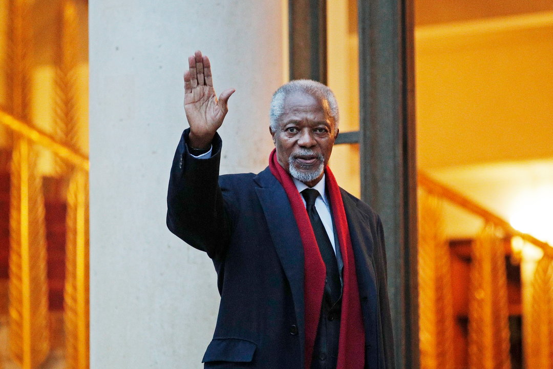El expresidente de la ONU, Kofi Annan, en un gesto de despedida en su visita a París en 2017.