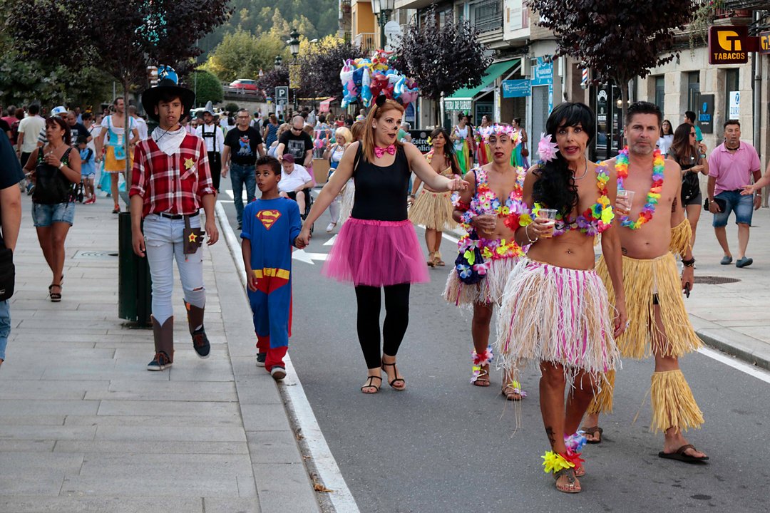 Disfraces imaginativos y muchas ganas de fiesta inundaron ayer las calles de Redondela.