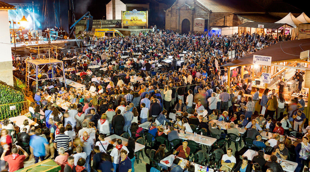 Las noches gastronómicas atraen a Salvaterra multitud de sibaritas del vino y el buen comer.