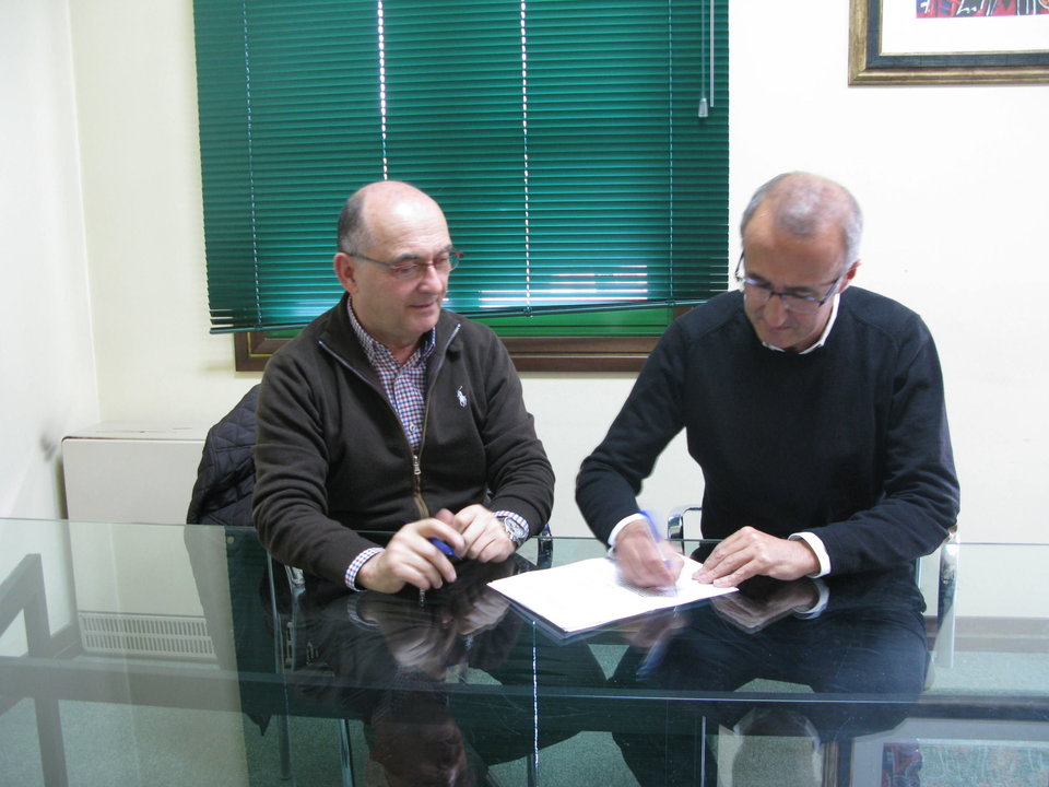 Antonio Comesaña y Juan González en la firma del acuerdo para sacar adelante el presupuesto de 2018.