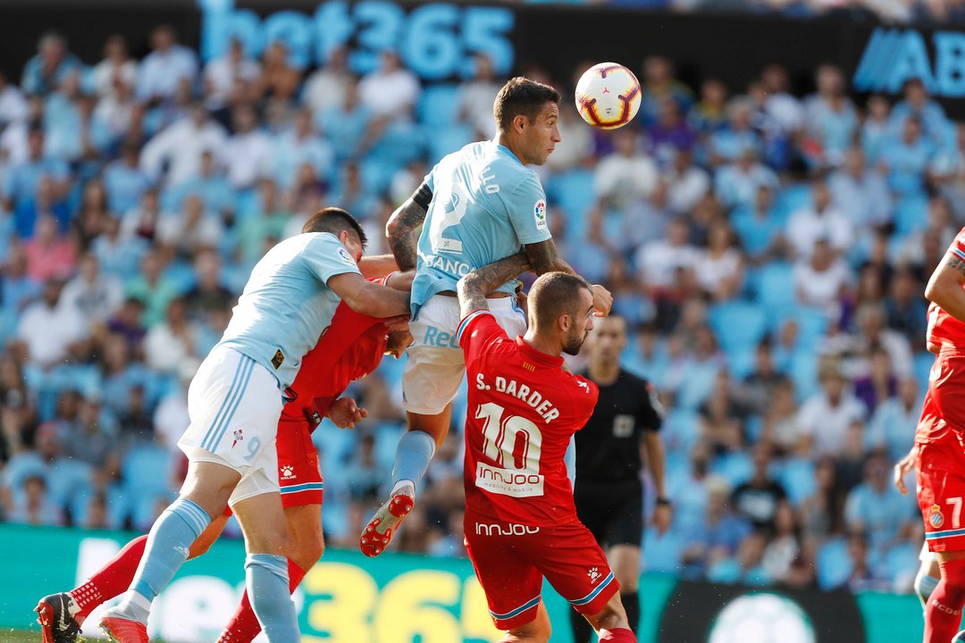 Hugo Mallo disputa un balón aéreo con Darder en el partido disputado ayer en el estadio de Balaídos.