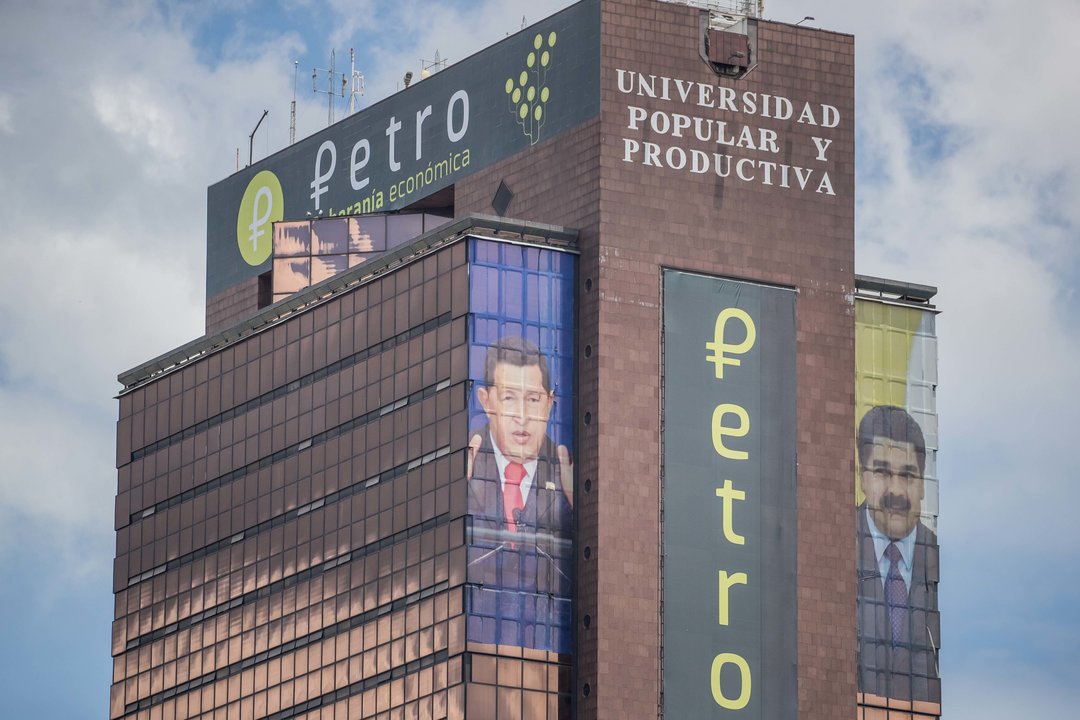 Imágenes de Chávez y Maduro en la Universidad popular.