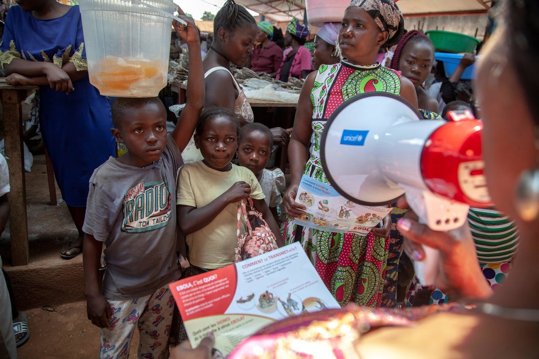 Una trabajadora de Unicef informa con un megáfono sobre la prevención del ébola en el Congo.