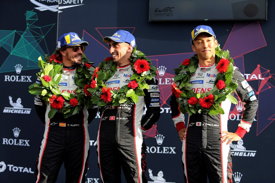 Fernando Alonso, Sebastien Buemi y Kazuki Nakajima celebran su victoria en el podio de las Seis Horas de Silverstone.