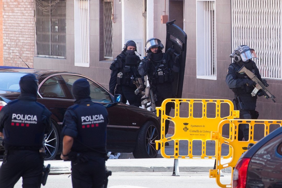 Los Grupos Especiales de Intervención de los Mossos entran en la casa en la el que vivía el atacante.