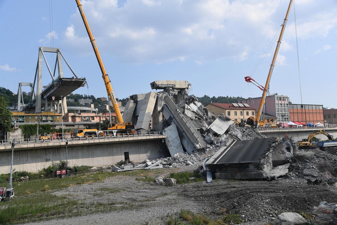 Tareas de desescombro del puente que se vino abajo el pasado día 14 en Génova.