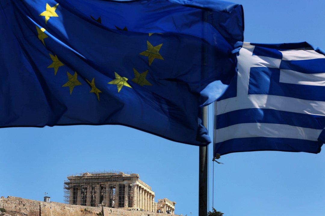 La bandera de Grecia ondeaba ayer junto a la europea frente a la Acrópolis de Atenas.