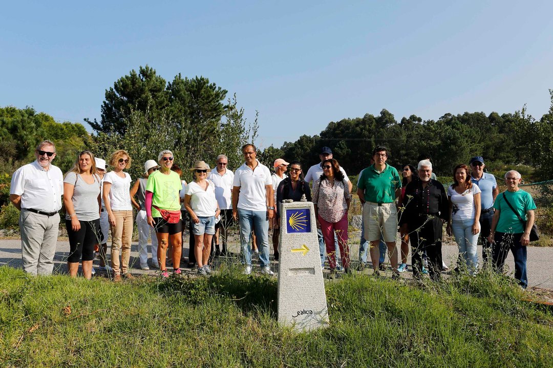Miembros del gobierno local de Baiona, de la Xunta de Galicia y participantes en la ruta celebrada ayer por el Camino a su paso por Baiona.