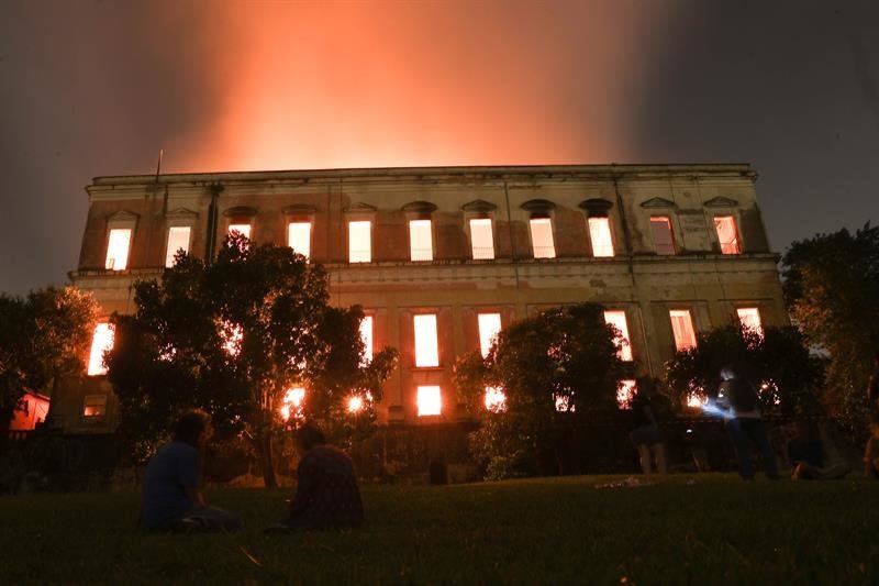 Vista general del Museo Nacional de Río de Janeiro, uno de los más antiguos de Brasil, mientras es consumido por las llamas