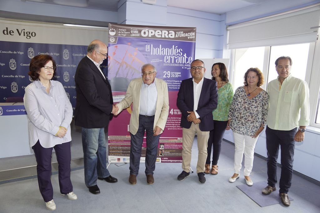 Amigos de la Ópera con el concejal Cayetano Rodríguez, ayer en la presentación del programa.